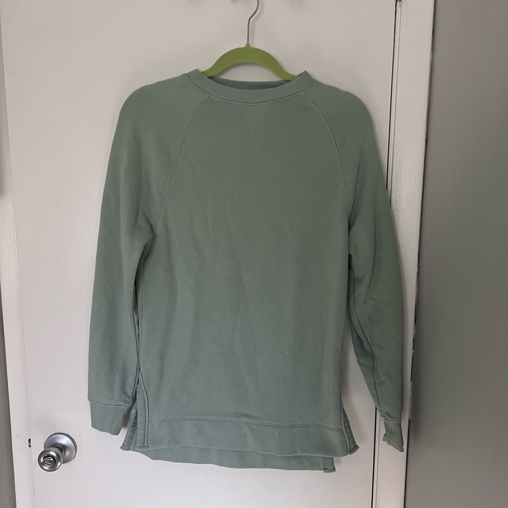 Universal thread crew neck